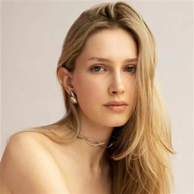 KAROLINA R.